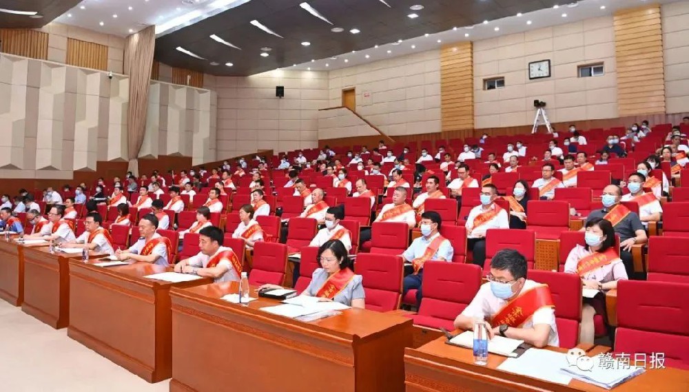 吳忠瓊頒獎　為“贛州市優(yōu)秀創(chuàng)業(yè)者”點贊！