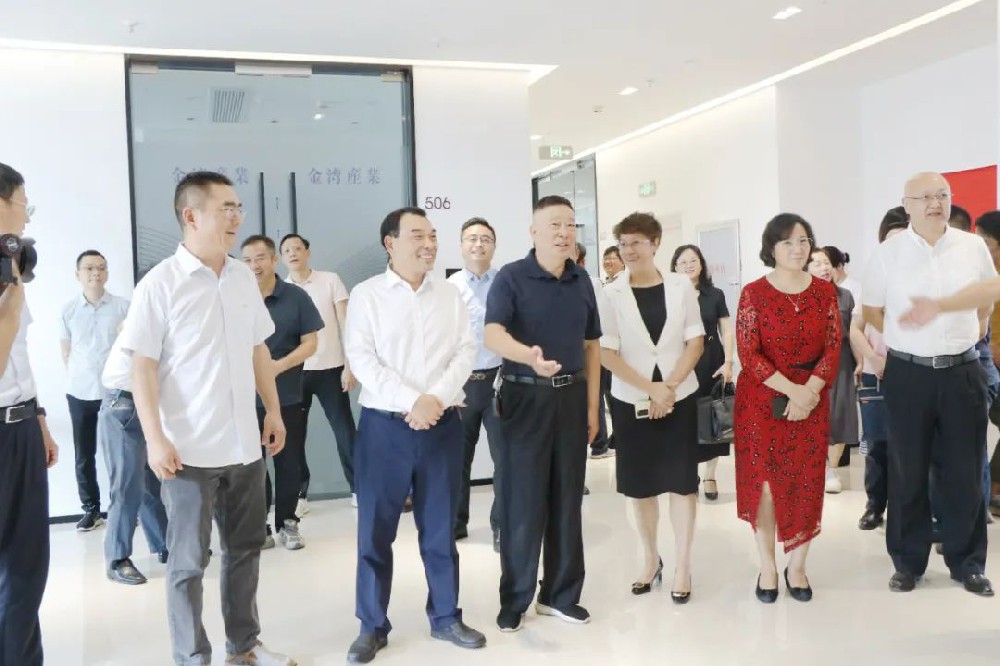 市委副書記、市委統(tǒng)戰(zhàn)部部長(zhǎng)熊運(yùn)浪出席贛州銀行和贛商聯(lián)合會(huì)戰(zhàn)略合作協(xié)議簽約儀式