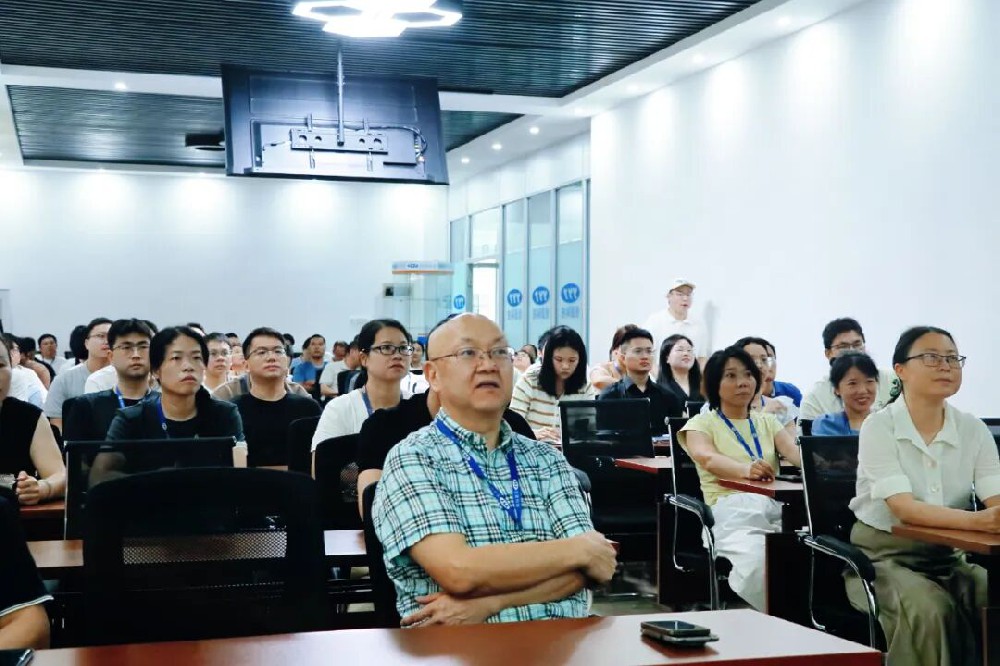 科技繪夢(mèng) 同守和平 ——觀閱兵盛典勵(lì)全體同事